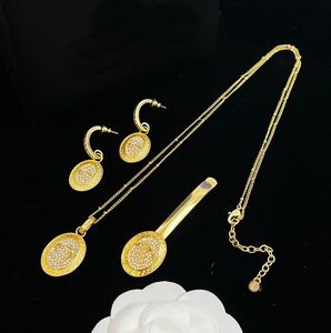 Retro Oval Circular Pendant Beauty Medusa Head Coin Signet Brass Material Halsband Hårnål Earring Set Ladies Designer Jewelry Födelsedagsjubileumsgåvor XMS1907