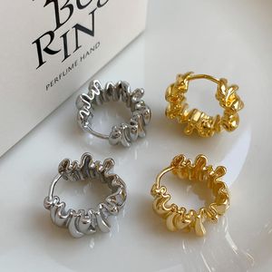 Brincos plissados irregulares ondulados para mulheres design de metal de cobre retrô na moda temperamento simples joias da moda sênior 230714
