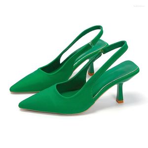 Женщины 7655 Сандалии летние туфли 2024 Мода заостренная носка с шпилькой средние каблуки Высокие каблуки с пустыми зелеными женщинами
