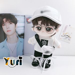 Bonecas de pré-venda limitada Wang Yibo Star 20cm Boneca de pelúcia com roupas Roupa Chapéu Traje Brinquedo Cosplay Lindo Presente de Natal C 230714