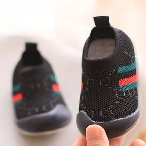 Großhandel Kinderschuhe Erste Wanderer Anti-Rutsch-Soft-Boden-Gelee-Sneaker Lässige flache Kindergröße Mädchen Jungen Sport Buchstaben Turnschuhe Schuh für Neugeborene Baby 6M 12M 24M