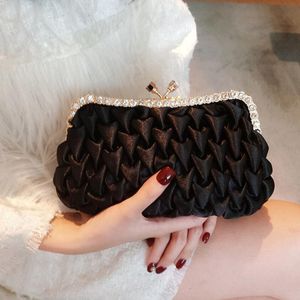 Kvällspåsar Kvinnor Elegant Satin Clutch Purse Lady Black Shell Luxury Wedding Party Diamonds Small Soft Handbag B365 230713