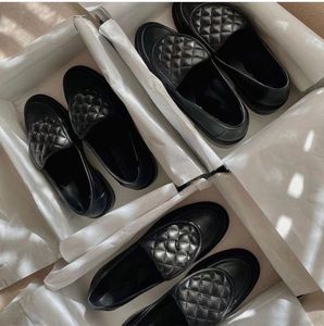 Designer-Kleiderschuh, schwarze Loafer, klassische Damen-Plateauschuhe, glänzende Lederschuhe, klobige Sneakers, Kalbsleder-Schuhe, luxuriöse Pantoletten, schwarze Einzelschuhe mit Schnalle