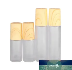 Bottiglie a rullo in vetro smerigliato Roll on Bottle con sfera in metallo Coperchi in plastica a grana di legno per balsami per labbra all'olio essenziale di profumo 5ml 10ml all'ingrosso