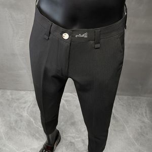 2023 Pantaloni casual a righe con ricamo estivo Abbigliamento da uomo Pantaloni da abito da lavoro alla caviglia Pantaloni da ufficio slim fit