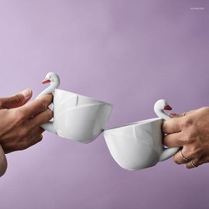 Canecas TingKe estilo nórdico em forma de cisne caneca de cerâmica moderna para uso doméstico xícara de café água lindo presente de casamento para o dia dos namorados