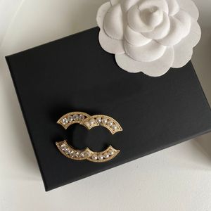 Luxus Frauen Männer Designer Marke Brief Broschen Inlay Diamant Perle Vergoldet Stahl Siegel Hohe Qualität Schmuck Brosche Pin heiraten Weihnachten Party Geschenk Zubehör