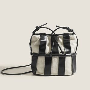 디자이너 가방 여성 어깨 가방 짠 캔버스 버킷 백 틈새 디자인 캐주얼 및 다목적 크로스 바디 백
