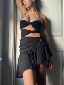 女性クラブパーティーのためのカジュアルドレスミニドレス夏の不規則なフリル裾はセクシーなノースリーブバックレスホルターカットアウト