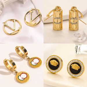 20 stili di designer di marca Sier placcato oro fascino orecchino a bottone lettera orecchino in acciaio inossidabile intarsiato cristallo Eardrop Ear Loop Wedding