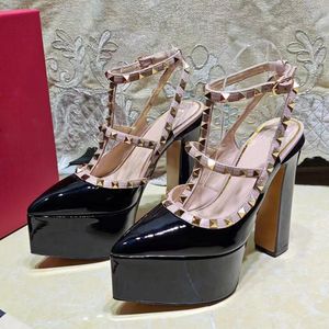 Runway Platform Pointed Dress Shoes Ankle Buckle Patent Leather Gladiator Pumpar Kvinnors sandaler Lyxdesigner Hög klackar Fabrikskor med låda