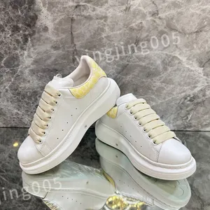 2023 Hot Fashion Shoe The Four Seasons Sneakers Lace-Up Canvas Trainers Brodery Street Style Stars Patches Storlek 35-46 XSD221105