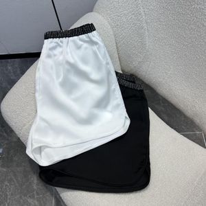 Damen-Shorts für Frühling und Sommer dürfen nicht fehlen, der Gesamtton ist verspielt und sonnig