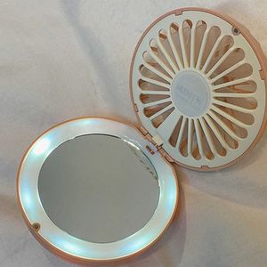 Elektriska fläktar Portable LED Light Fan Compact Make Up Mirror i 1 mini handhållen fläkttecknad USB -laddningsbar kylning utomhus liten fläkt