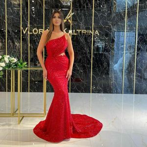 Sukienki imprezowe Uzn seksowne ciemnoczerwone cekinowe syrenę na bal maturę na ramię spaghetti paski bez pleców suknie wieczorowe