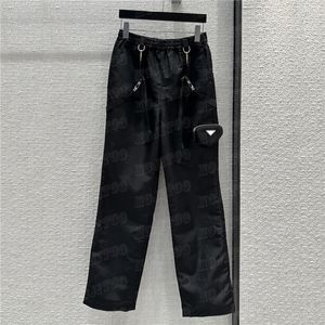 Designer-Frauen-Nylon-Strampler, Träger-Cargohose mit Metallabzeichen, Taschen, hohe Taille, lässige Hose mit geradem Bein