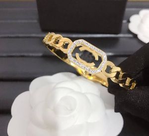 Luxuey Designer 18K Altın Kaplama Gümüş Bileklik Bileklikler Köpüklü Kristal Rhinestone Bilezik Marka Mektup Mühür Titanyum Çelikler Sevgililer Günü Takı