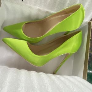 Klänningskor Fluo Green Women Satin Pointy Toe 8cm 10cm 12cm High Heel Wedding BridEMaids Elegant Stiletto Pumps Plus Size