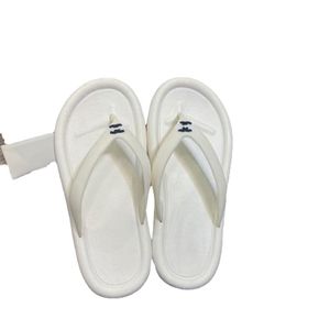 Classic Flip Flops Thick Bottom All-Match White Casual and Lightweight Japanese and Korean Fashion All-Matching Injection Moulded Shoes Sandals