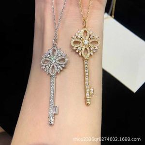 Internet-Berühmtheit Hohe Version Tiffayffay Schneeflocke Schlüssel Halskette Frauen mit Diamanten eingelegt Iris Sonnenblume Anhänger neue Krone Pullover Kette