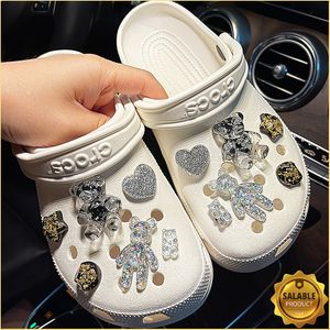 Peças de sapatos acessórios designer de charme de urso brilhante faça você mesmo sapatos de amor acessórios de decoração jibs roupas meninos e meninas presente 230714