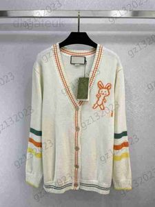 Kvinnors tröjor Designer Sweater Woman Rabbit Brodery Thread Edge V-Neck stickad randig utsmyckade långärmade knappar Knitwear Cardigan för kvinnor C4TD