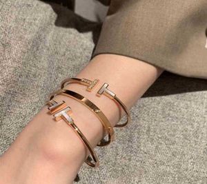 Er Lifan Koreanisches Mode-Armband mit weißer Perlmutt-Intarsien-T-Form, offener T-förmiger Stahl, plattiert, 18 Karat Roségold705502611111