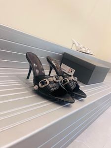 2023 Moda Tasarımcı Terlikleri Cusp Ladies Flip Flops İlkbahar Yaz ve Sonbahar Otelleri Plajları İçin Uygun İnci Süsleme Ayakkabıları