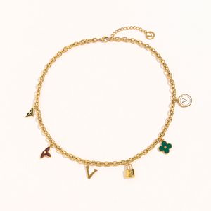 Colares com pingente de letra multicolorido novo colar com pingente de corrente grossa qualidade aço inoxidável ouro 18K design de presente para mulheres casamento de verão amor não desbota