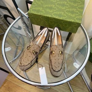 Designer Princetown tofflor äkta läderbrun beige och ebenholts mulor kvinnor lata glider loafers metallkedja bekväma avslappnad sko spets sammet tofflare 05