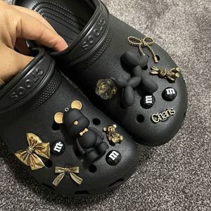 Ayakkabı Parçaları Aksesuarlar Karikatür Metal Talisman Tasarımcısı DIY 3D Animasyon Aksesuarları Ayakkabı Dekorasyon Kot Rozeti Klor Hediye Toptan 230714