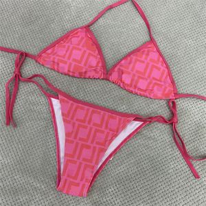 Damen-Bikini-Badeanzug mit Buchstaben-Druck, modischer Badeanzug in verschiedenen Farben mit Polstern für den Sommerurlaub, Rot