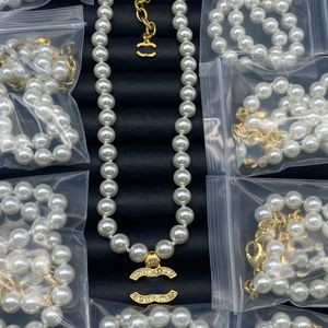 18k Guldpläterad mässing Copper 1: 1 Designer Halsband Chokerkedja C-bokstäver Pendants Fashion Womens Shiny Diamond Crystal Pearl Necklace Wedding Jewelry Accessories
