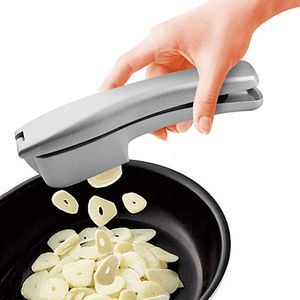 Fruktgrönsaksverktyg Multifunktionell vitlök Press Vitlök Chopper Zinklegering Vitlök Slicer Crusher Vitlök Peeler Manual Kitchen Hacking Gadgets 230714