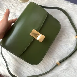 2023 High Sales Boutique Cowhide Women's Bag Green Personlig trendig utseende Singel axel crossbody väska guld spänne casual modestil gratis frakt