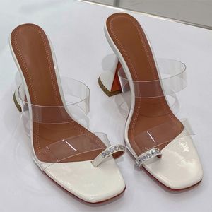 Amina Muaddi 2024 Beste Qualität Damen Luxurys Sandal Designer Sandalen Mode Größe 3442 Sami 95 PVC Lammfell Lackleder Hausschuhe Damen Desert White Obsidian Pat