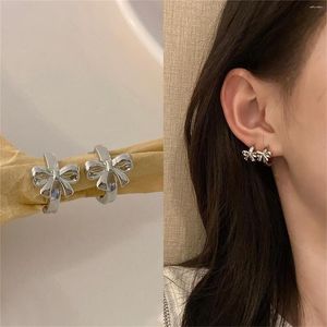 Ryggar örhängen 1 par enkel metall estetisk öron ring mode vintage y2k bowknot silver färg smycken för kvinnor