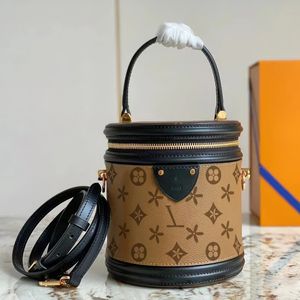 Luxury Designer Cannes Classic Crossbody Bucket Bags Leather Mens Kvinnor toalettartiklar Kosmetiska handväskor Kopplingspåse tryckt mönster Cylinder axelband Totes väskor