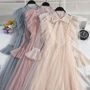 Casual Dresses 2023 Spring Women Lace-up Bow Ruffles Beading Flare Sleeve Spets Stitching Mesh veckad klänning Kvinnlig solid elegant