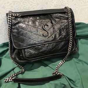 Medium högkvalitativ designer City Clutch Tote Bag Mens Luxurys äkta läder Niki Hobo Cross bodys axelväskor Kvinnor Små klaffhandväskor kuvert messenger väska