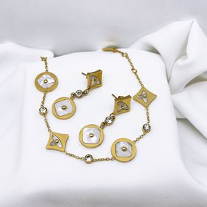 Set di gioielli di design Bracciali Orecchini Collana per donna Designer Trifoglio Naturalmente madreperla Placcatura in oro 18 carati Donne alla moda retrò Regalo per gli amanti del matrimonio