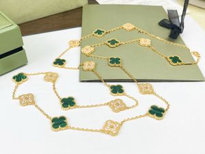 Vintage kolye kolye bakır ile 18k altın kaplama yeşil anne kabuğu tam kristal dört yaprak yonca 20pcs çiçekler uzun kazak zinciri kolye kutu hediye kadınları