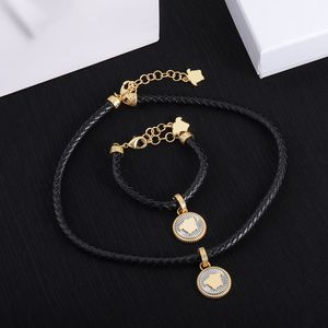 Fashion Chokers Halsbandsarmband Set Designer Mens Gold Jewelry Women Leather V Pendant Chains Halsband Street Jewlery Choker 237142C