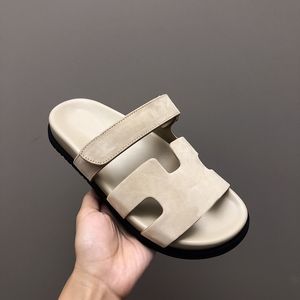 Sandálias de gancho de fundo plano de couro genuíno novas férias de verão sapatos femininos casuais de fundo grosso sapatos masculinos sapatos de praia de grife de luxo tamanhos 35-45 + caixa