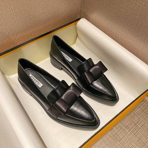 Sandaler Retro Bowknot Oxfords Woman Flats glid på tjocka klackar loafers brittiska spetsiga tå små lädersko plus storlek 40 42 230714