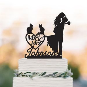 Topper de bolo de casamento personalizado para gatos levantando noiva com sr e sra topper de bolo personalizado para decoração de coração de casamento 254Y