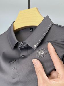 Polos masculinos de alta qualidade, de seda gelada, sem deixar vestígios, manga curta, estampa requintada, verão, moda masculina, lapela, sensação legal, camiseta