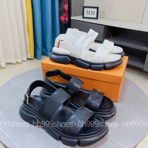 5A Nya mäns tofflor High-end Boutique överdelar utsökta präglade bilder Sandaler skor Summer Slippers mode med låda storlek 38-44 EU