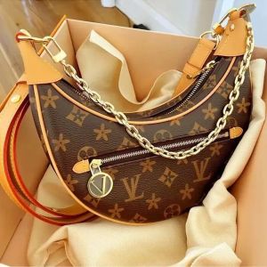 9A Top Luxury Designer Loop Bag Croissant Bolsas Ombro Hobo Designer Bolsa M81098 Cosmético Meia Lua Baguette Underarm Bolsa Crossbody Metal Chain Collection