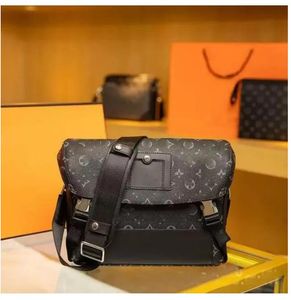 Briefcases Luxury Designers Mens Shoulder Bags Purses Classic Fashion Men Messenger Bags Leather Cross Body Bag School Bookbag large 2023